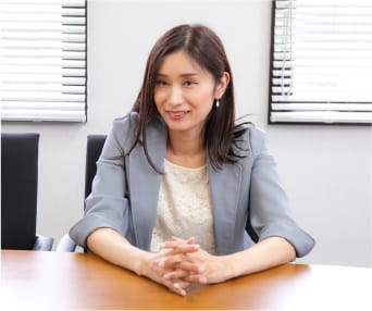 机に座っている上春奈津美弁護士