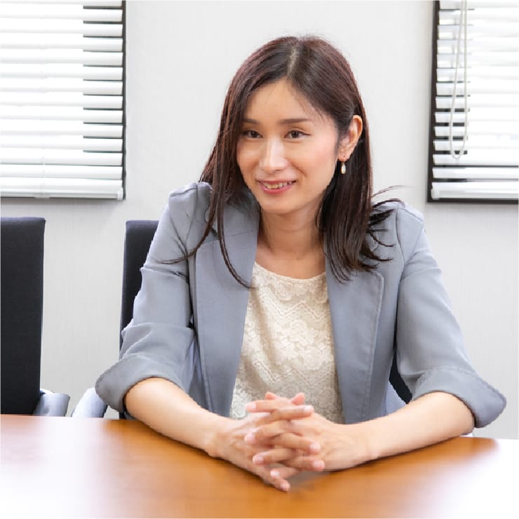 机に座っている上春奈津美弁護士